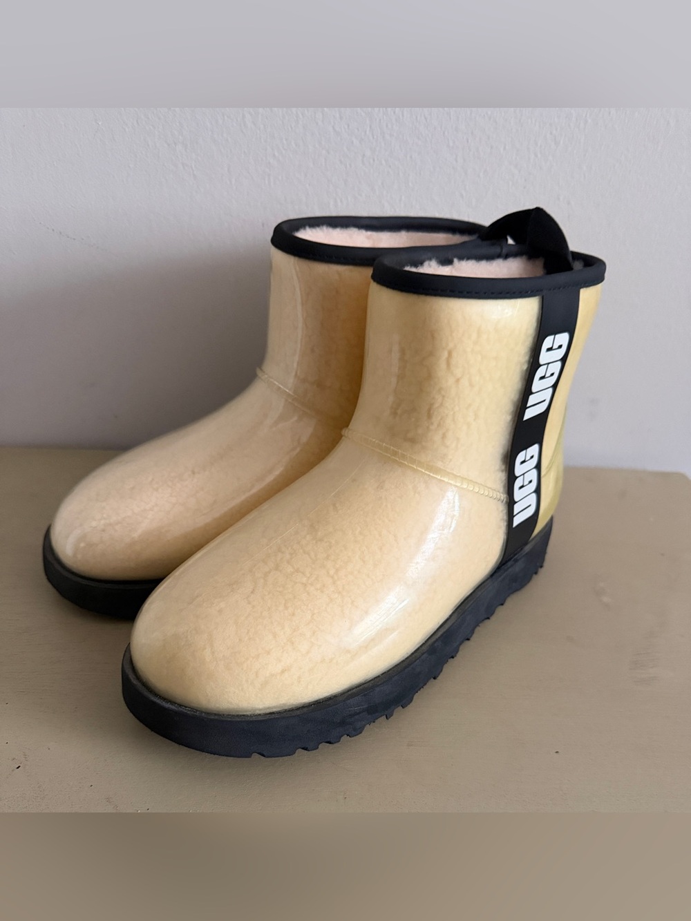 UGG Waterproof Shearling Gloss Boots Cream Black Size 8 NEW